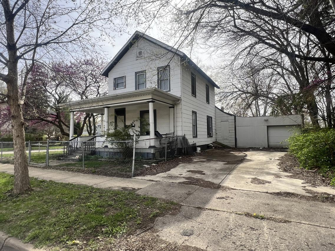 902 N Lee St., Bloomington, IL 61701
