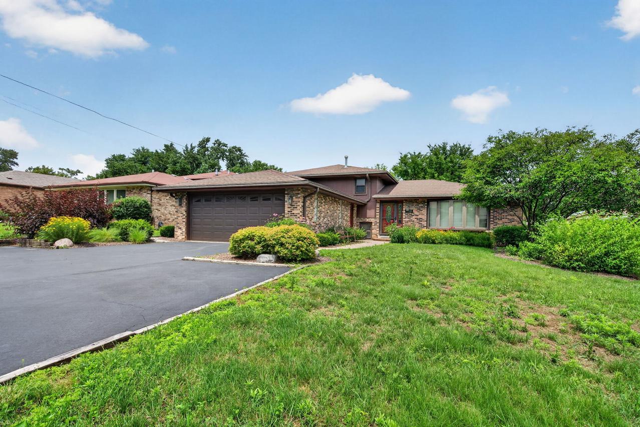 8118 Gladys Ln., Palos Hills, IL 60465