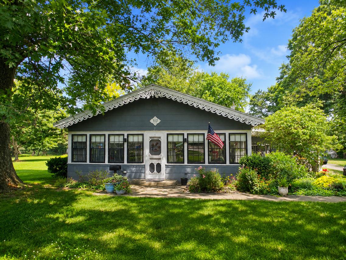 307 W Webster St., Benton, IL 62812