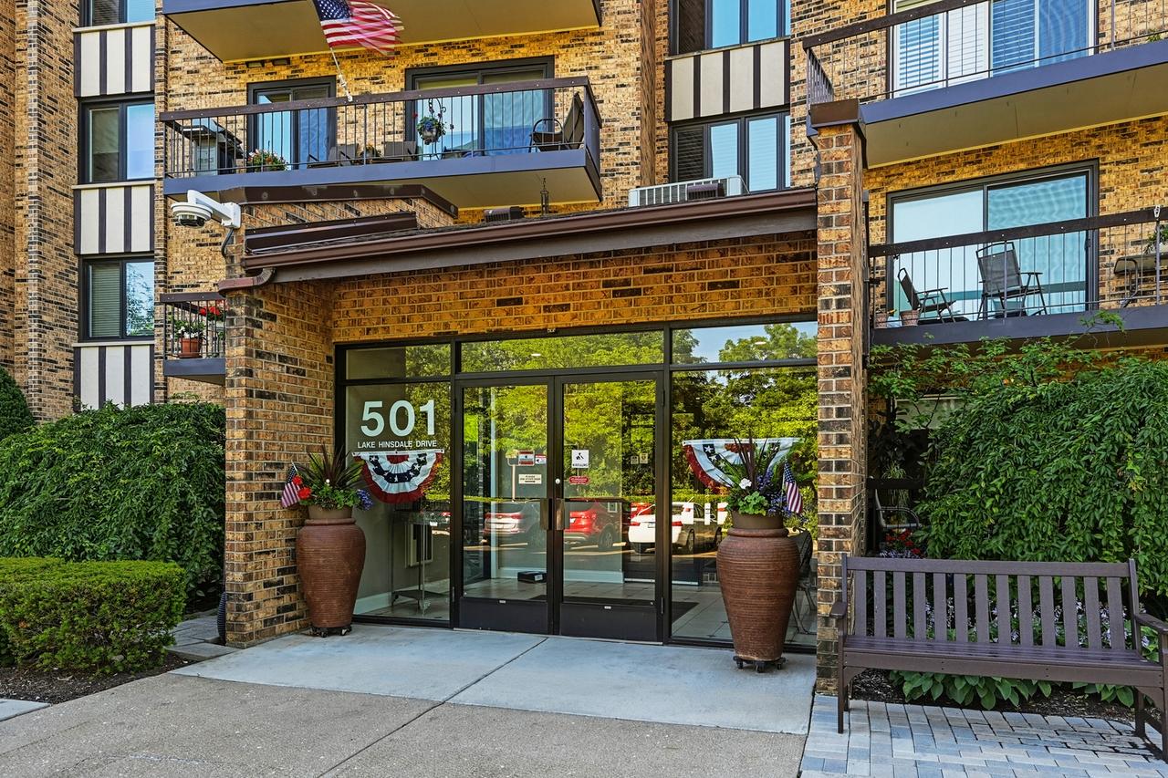 501 Lake Hinsdale Dr. #408, Willowbrook, IL 60527