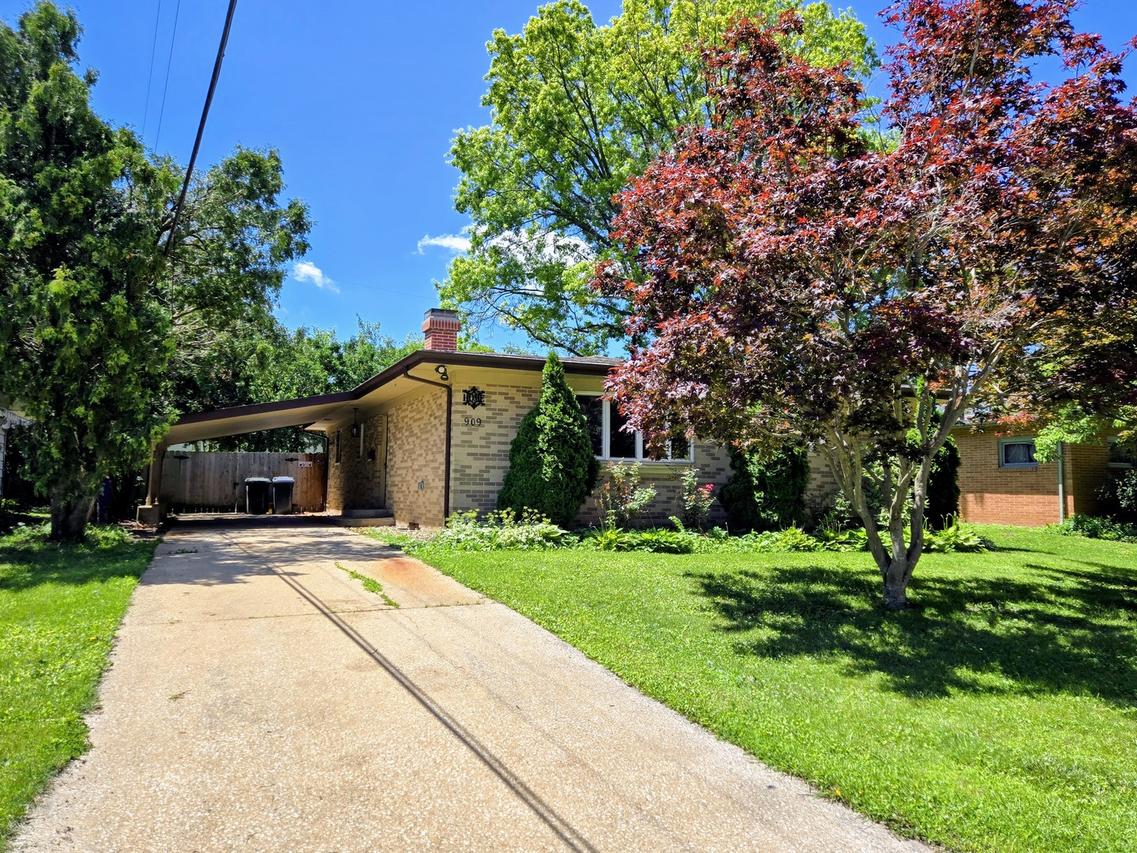 909 E Burkwood Dr., Urbana, IL 61801