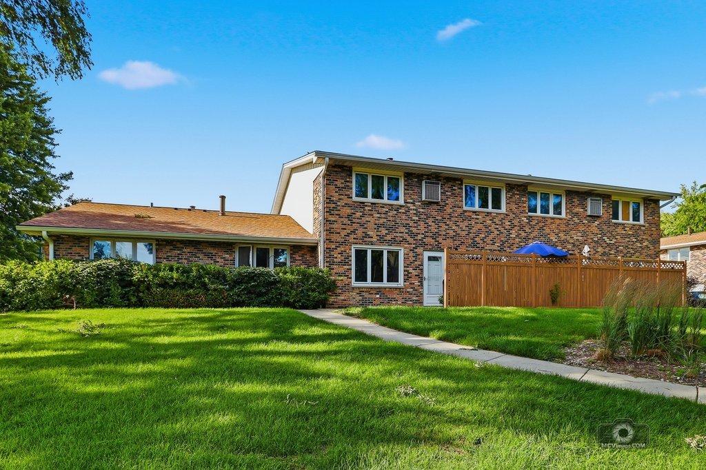 1905 Rosewood Ct. #2C, Darien, IL 60561
