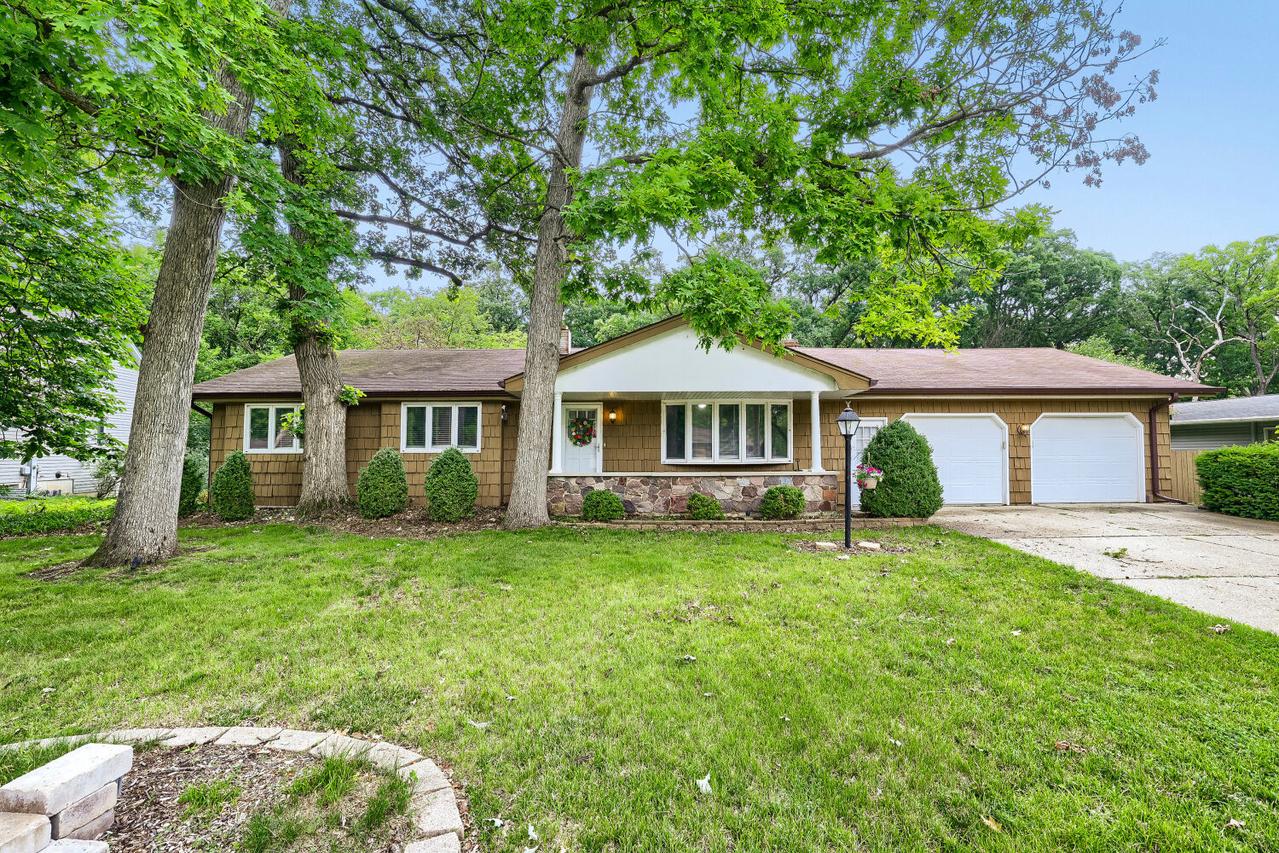 823 Greenwood Ave., Carpentersville, IL 60110