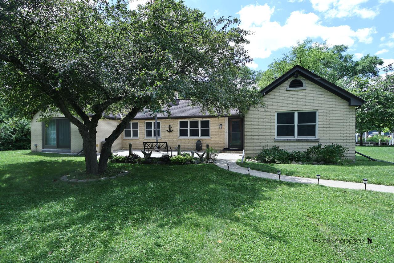 9425 Byrne Dr., Fox River Grove, IL 60021