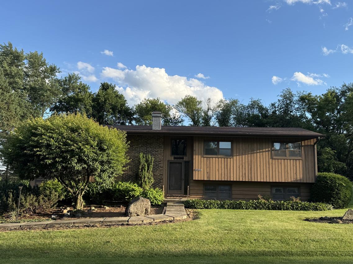 32W717 Hecker Dr., Dundee, IL 60118