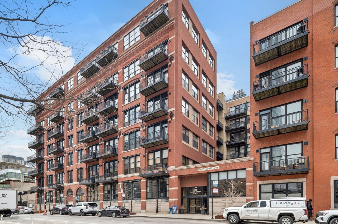 226 N Clinton St. #525, Chicago, IL 60661
