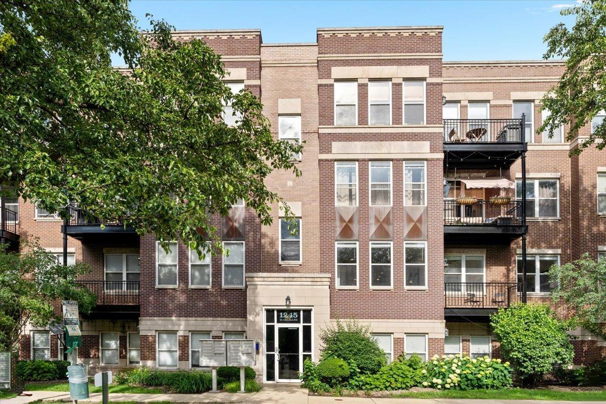 1245 N Orleans St. #902, Chicago, IL 60610