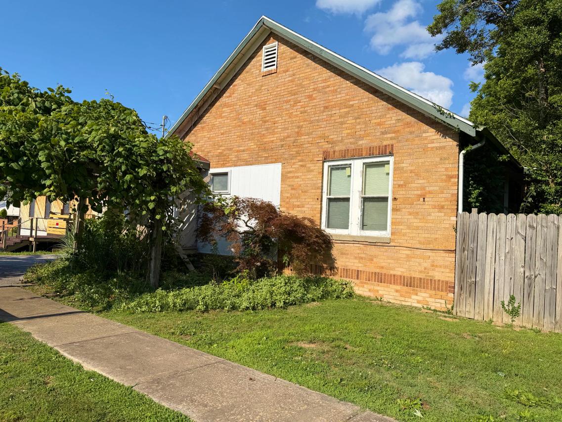 2331 S Illinois Ave., Carbondale, IL 62903