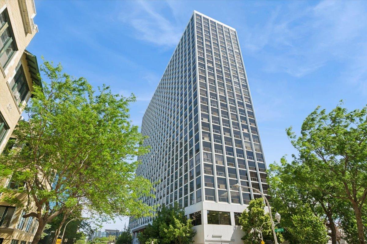 4343 N Clarendon Ave. #1809, Chicago, IL 60613