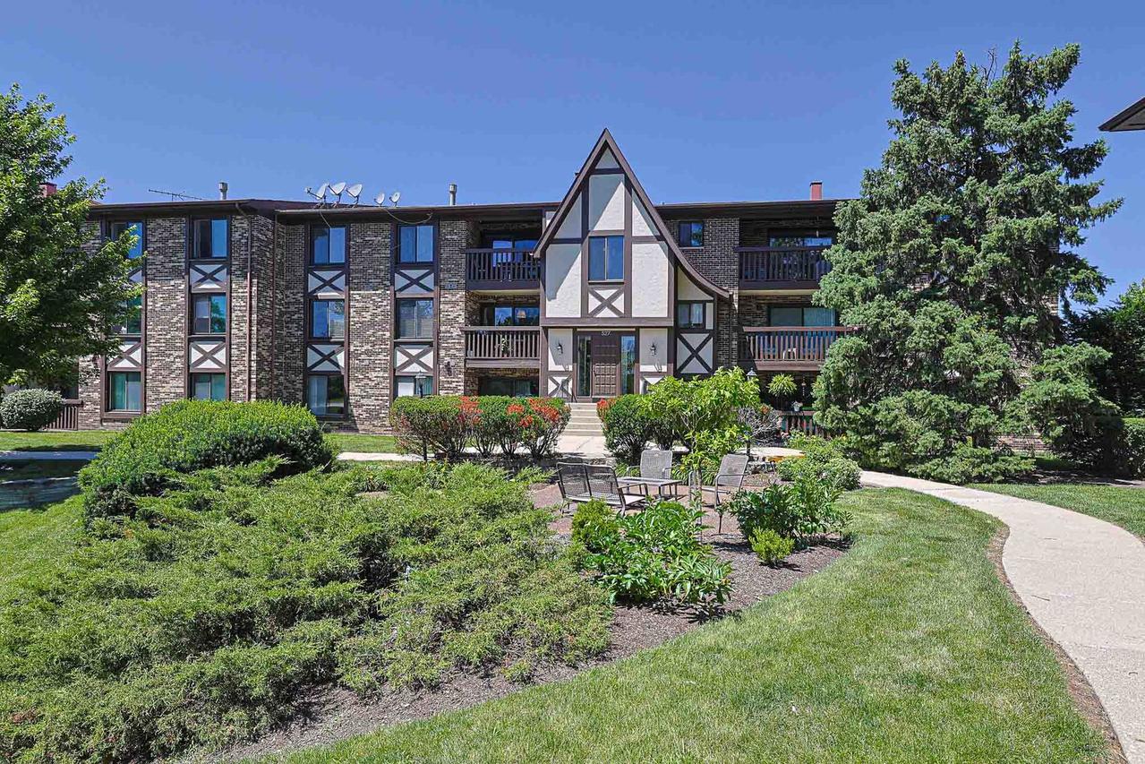 527 Cumnor Rd. #208, Westmont, IL 60559