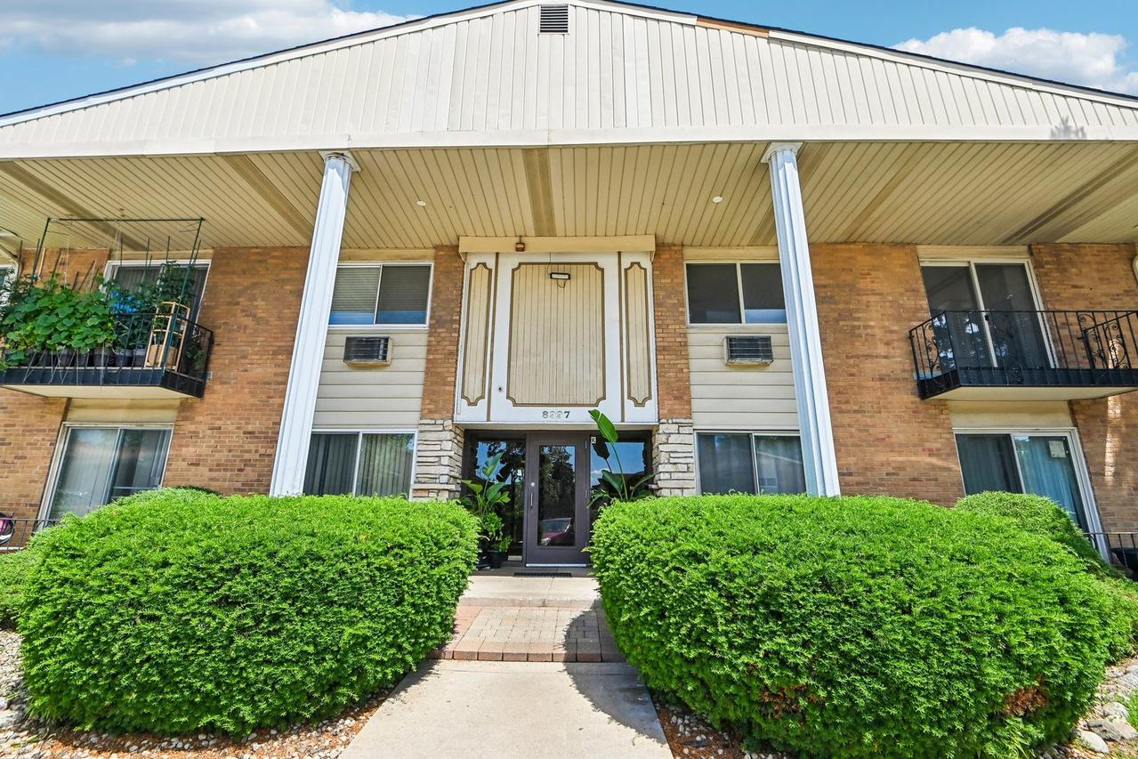 8997 Kennedy Dr. #2E, Des Plaines, IL 60016