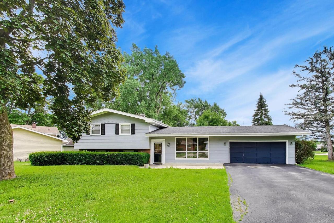 2401 E Thornwood Dr., Lindenhurst, IL 60046