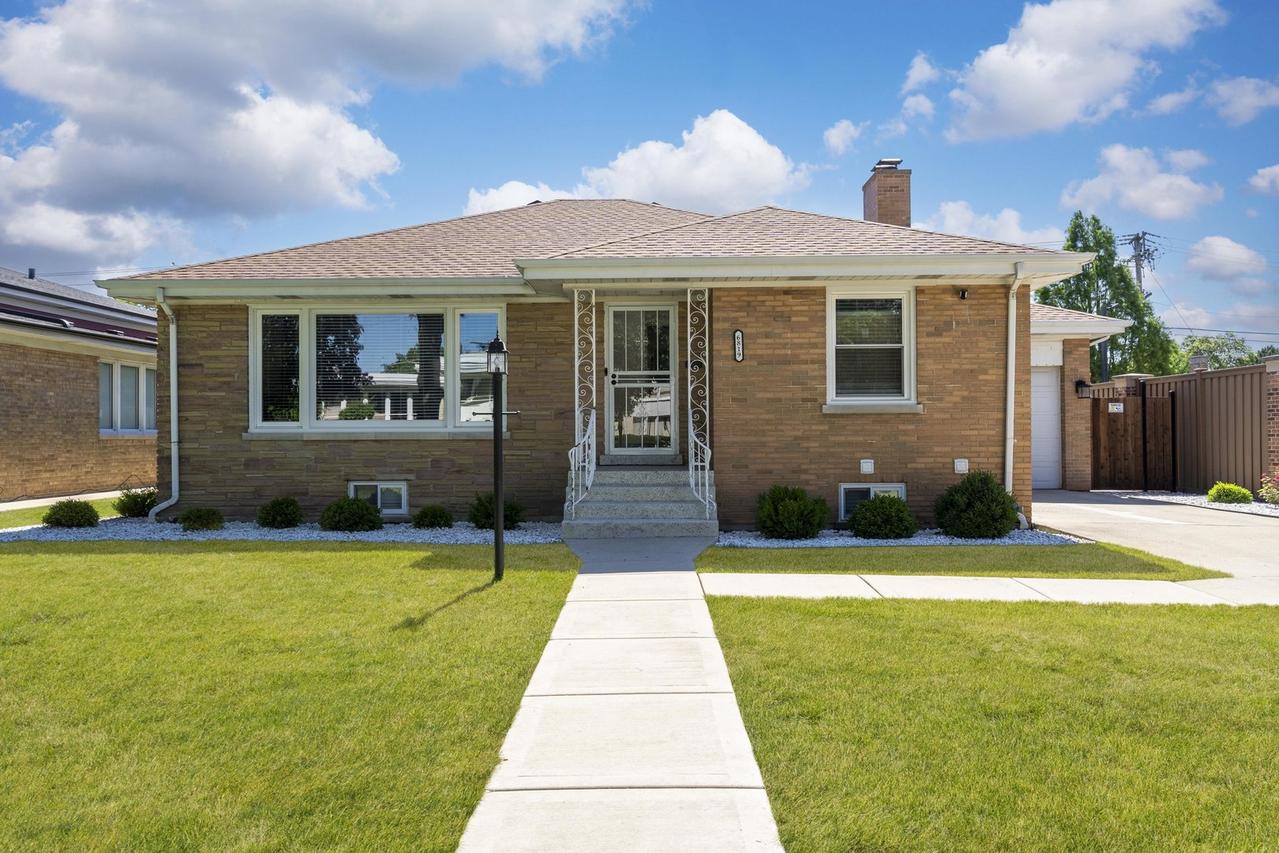 6819 N Keystone Ave., Lincolnwood, IL 60712