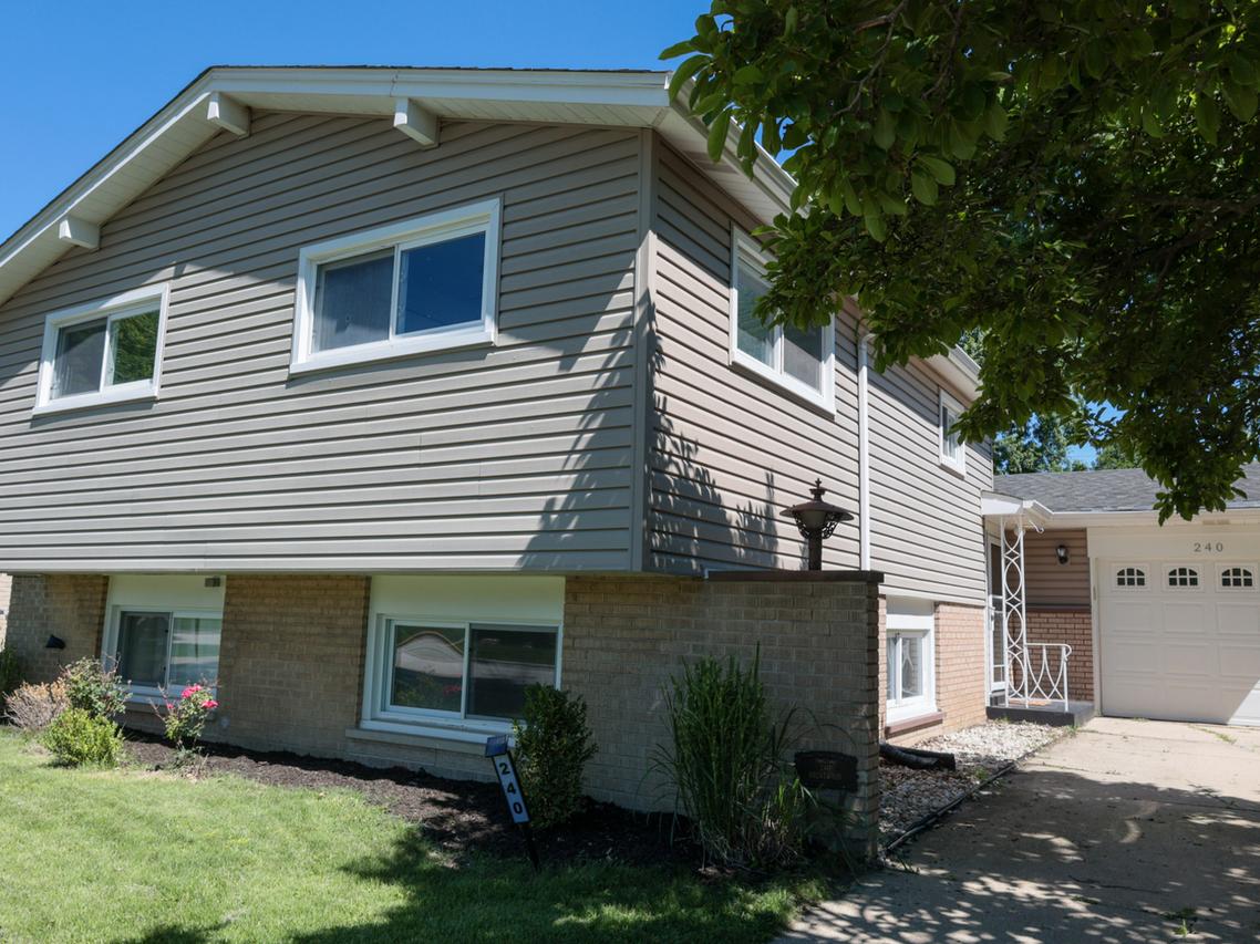 240 Brentwood Dr., Des Plaines, IL 60016