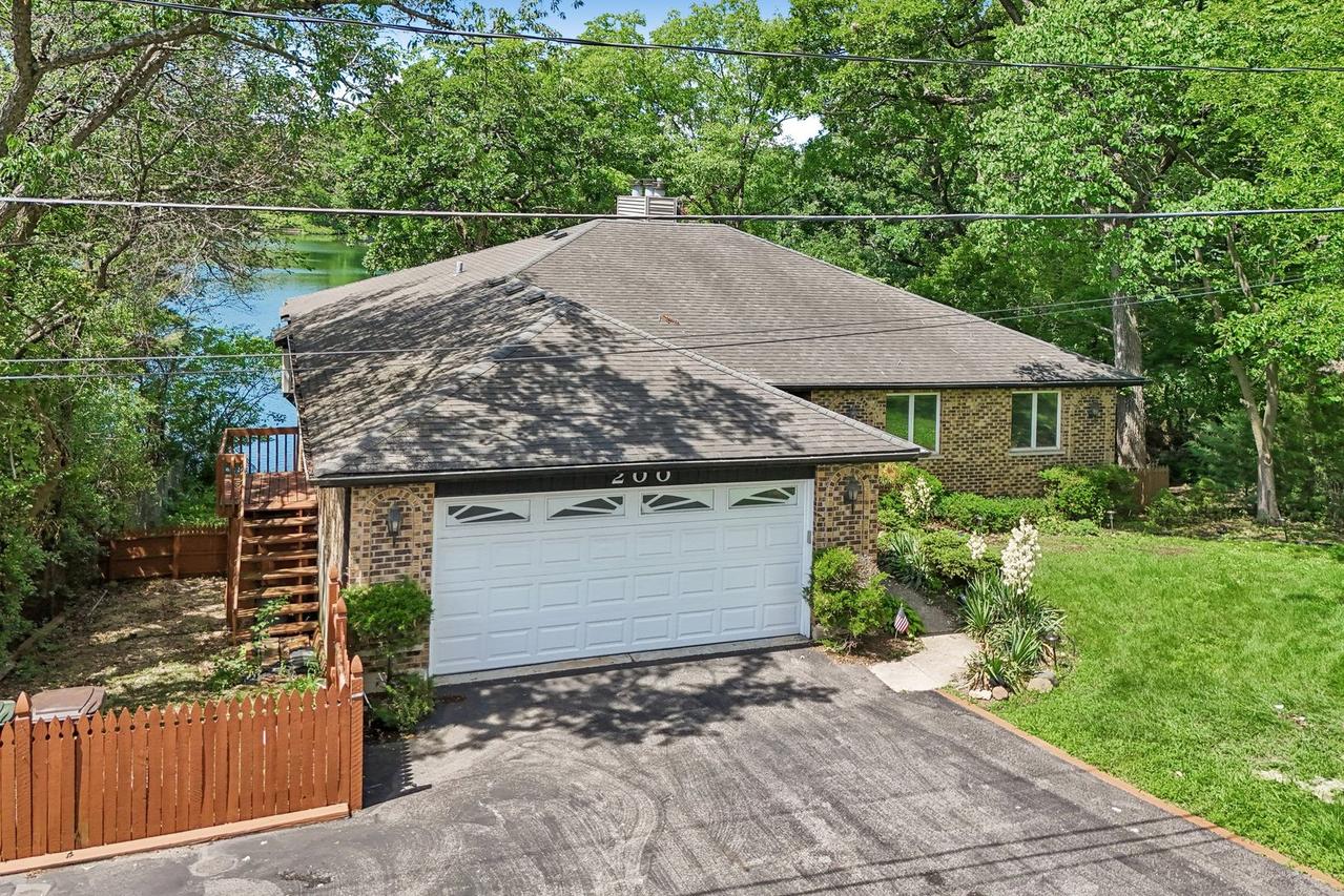 200 N Shore Dr., Oakwood Hills, IL 60013