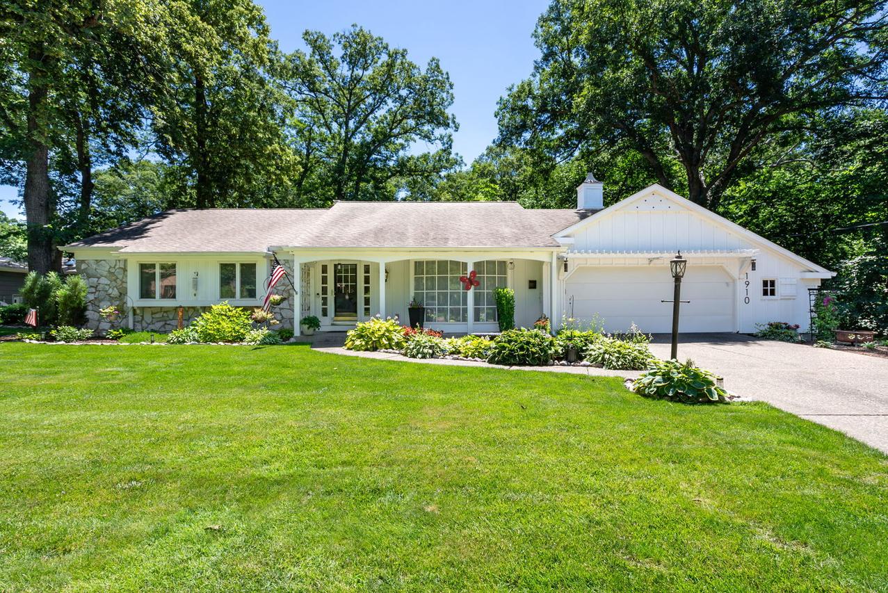1910 Glenwood Dr., Moline, IL 61265