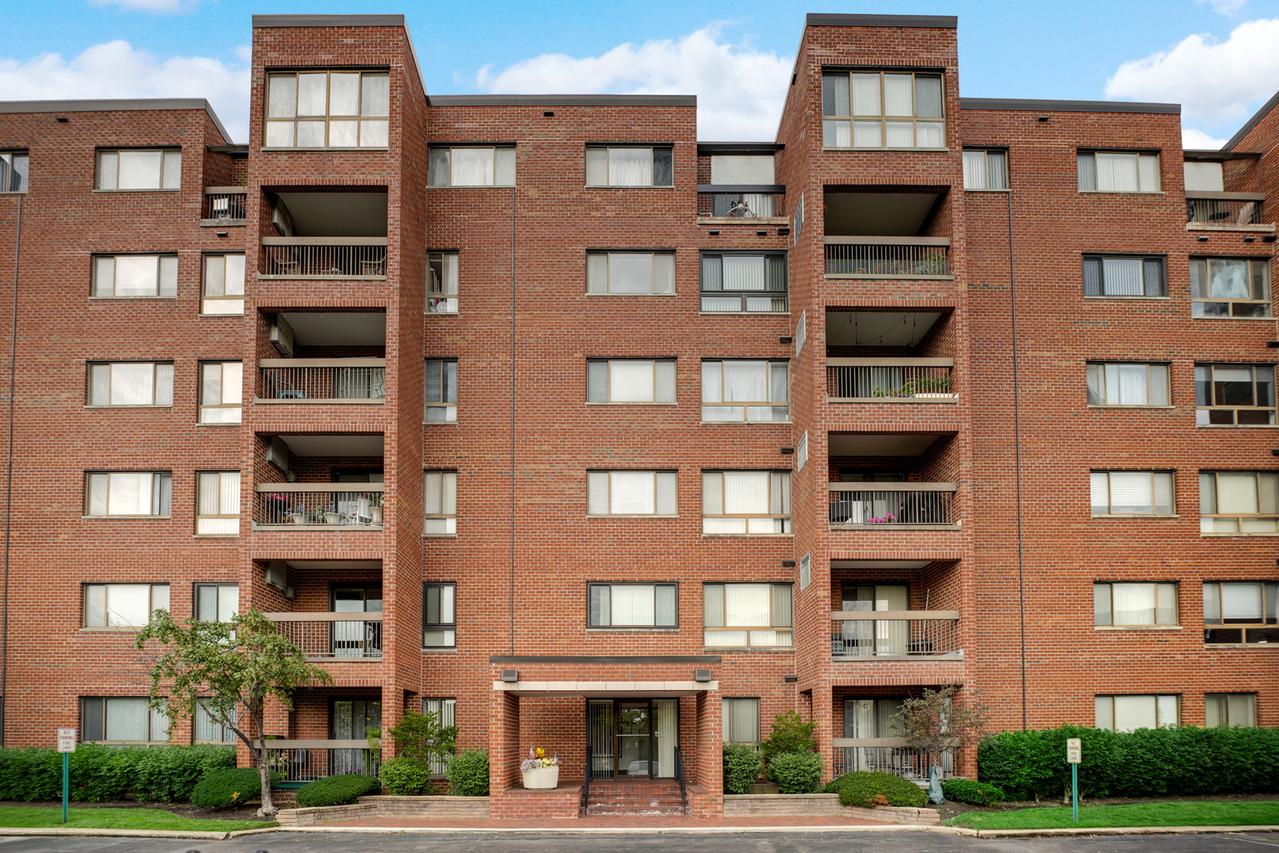 600 Naples Ct. #106, Glenview, IL 60025