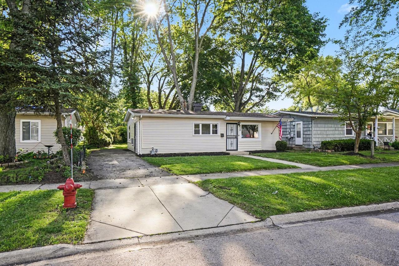 828 Taylor Ave., Aurora, IL 60506