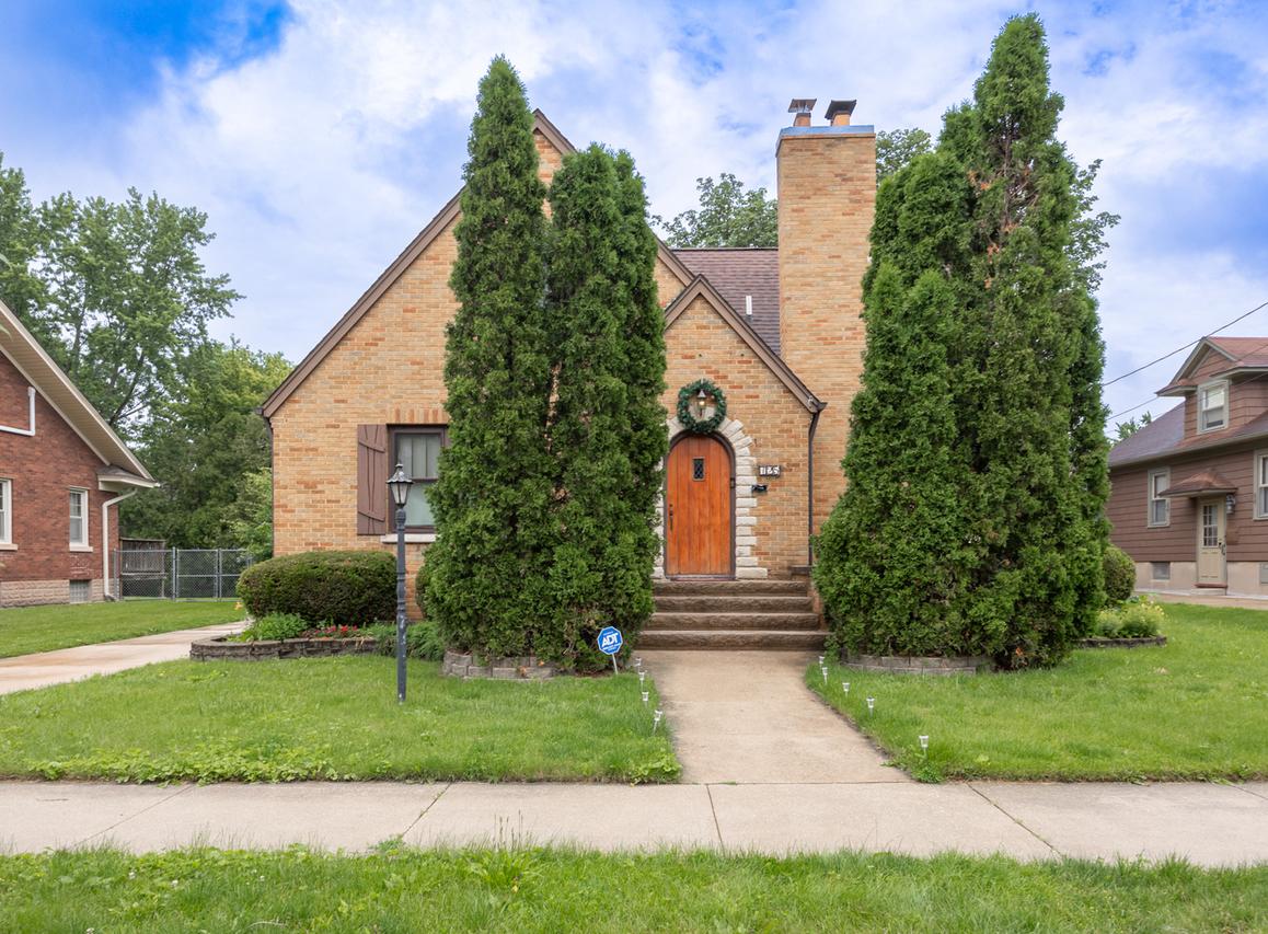 725 Augusta Ave., Elgin, IL 60120