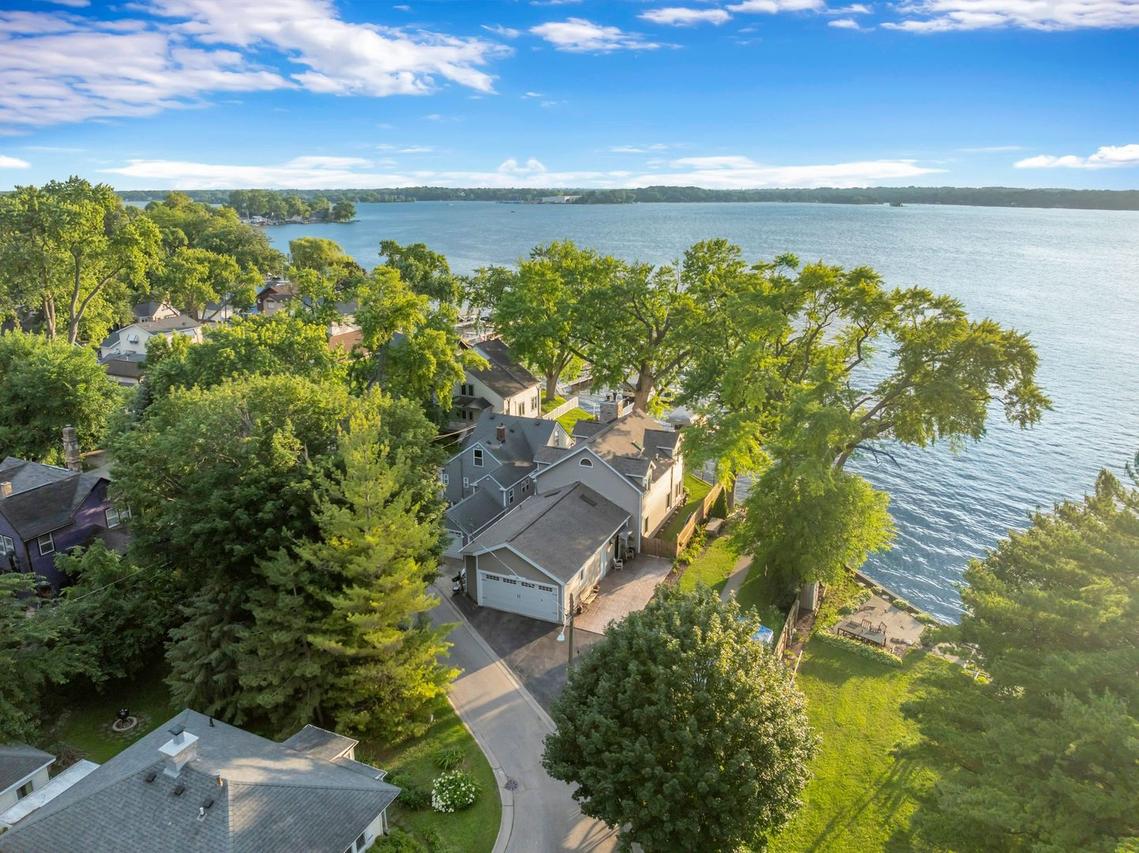 68 Lake Ln., Fox Lake, IL 60020
