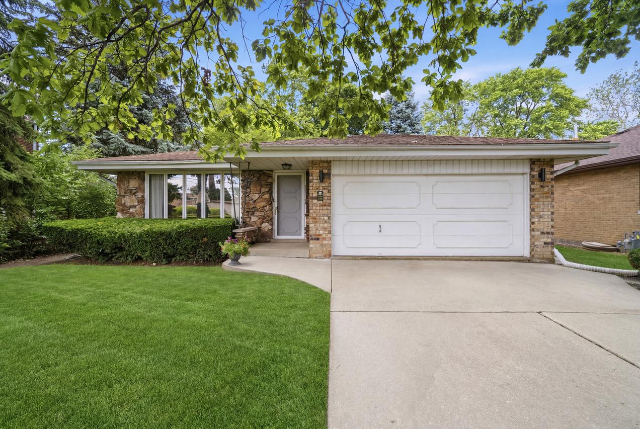 5530 Greenwood St., Morton Grove, IL 60053