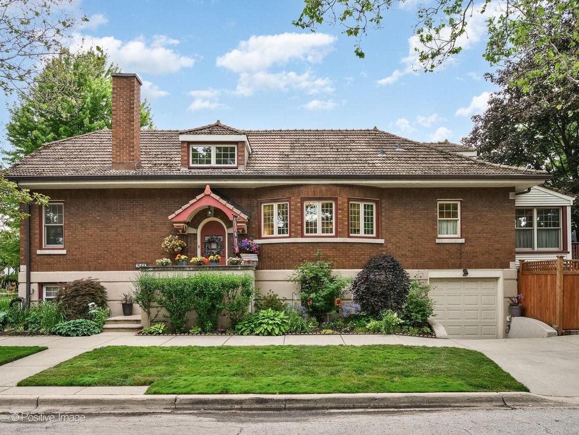 2500 W Farwell Ave., Chicago, IL 60645