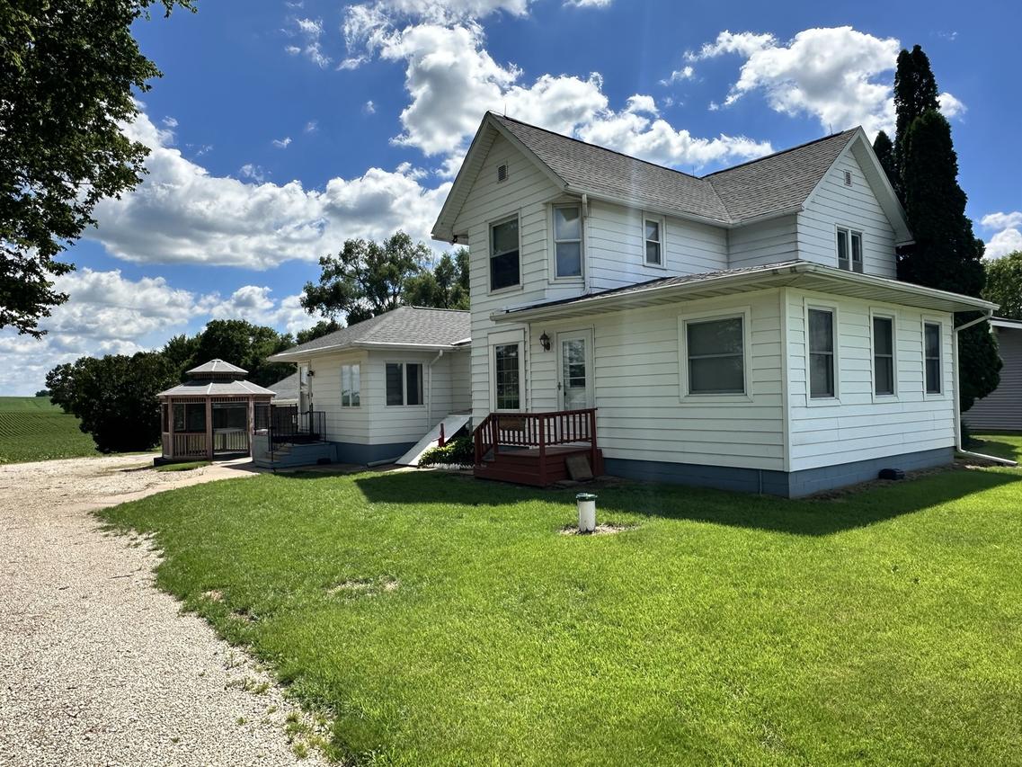 5827 Garden Plain Rd., Fulton, IL 61252