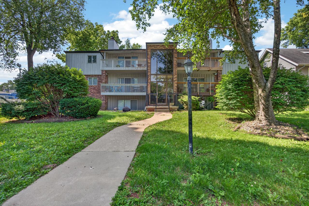1111 E Jefferson St. #9, Bloomington, IL 61701