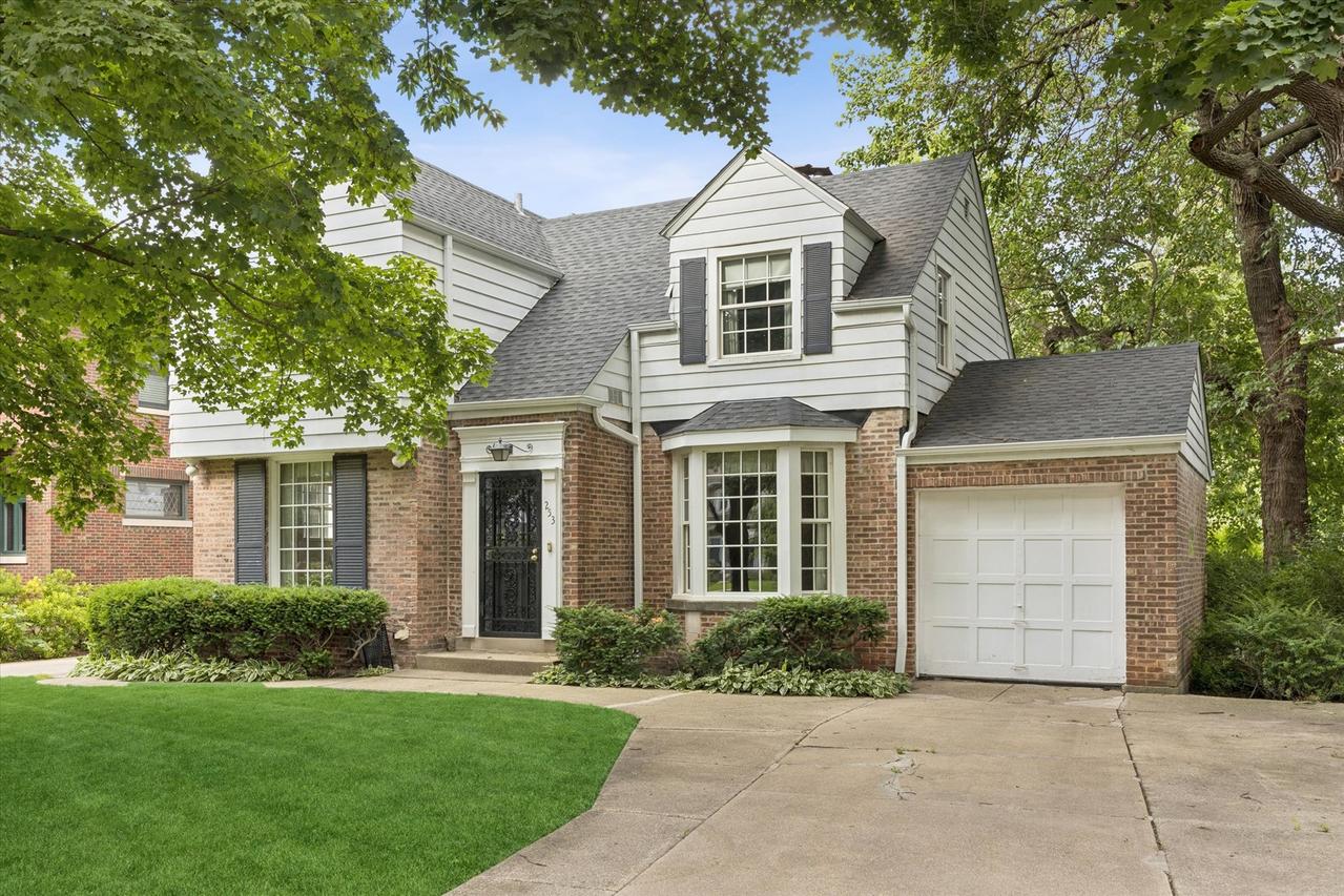253 Northwood Rd., Riverside, IL 60546
