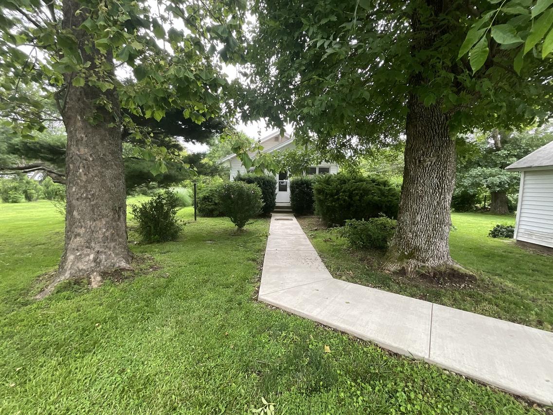 990 N 1875 St., St Peter, IL 62880