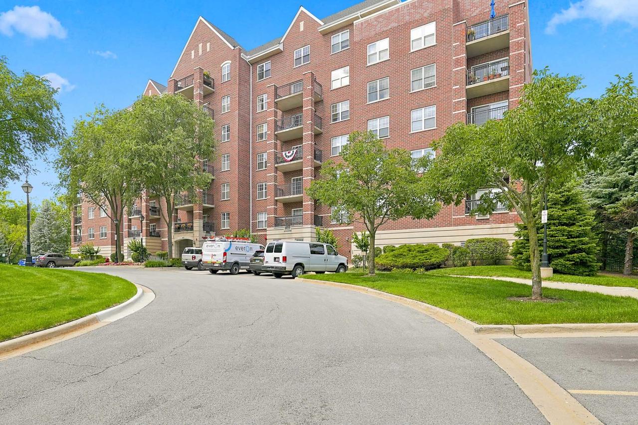 440 W Mahogany Ct. #603, Palatine, IL 60067