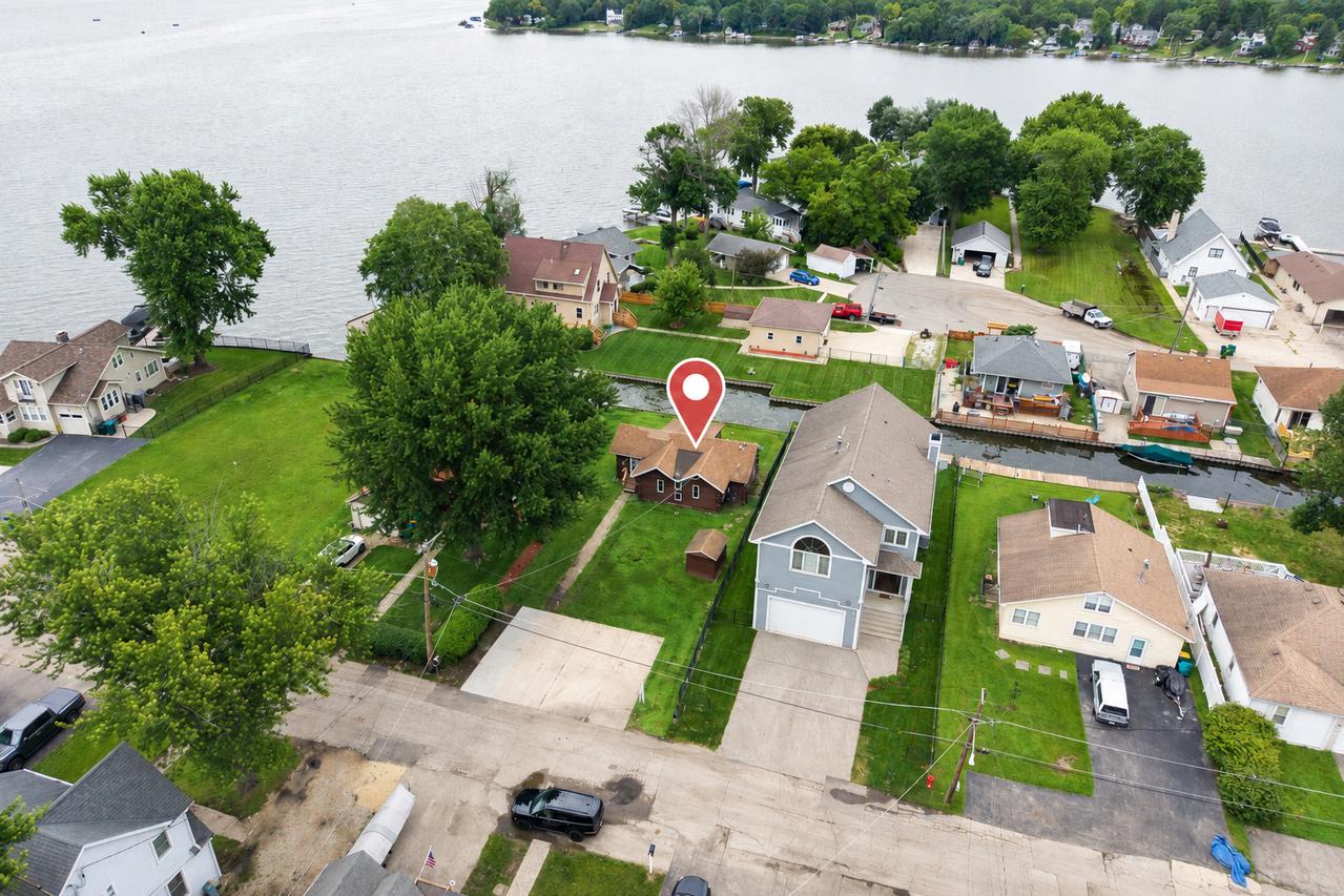 27 Atwater Pkwy., Fox Lake, IL 60020