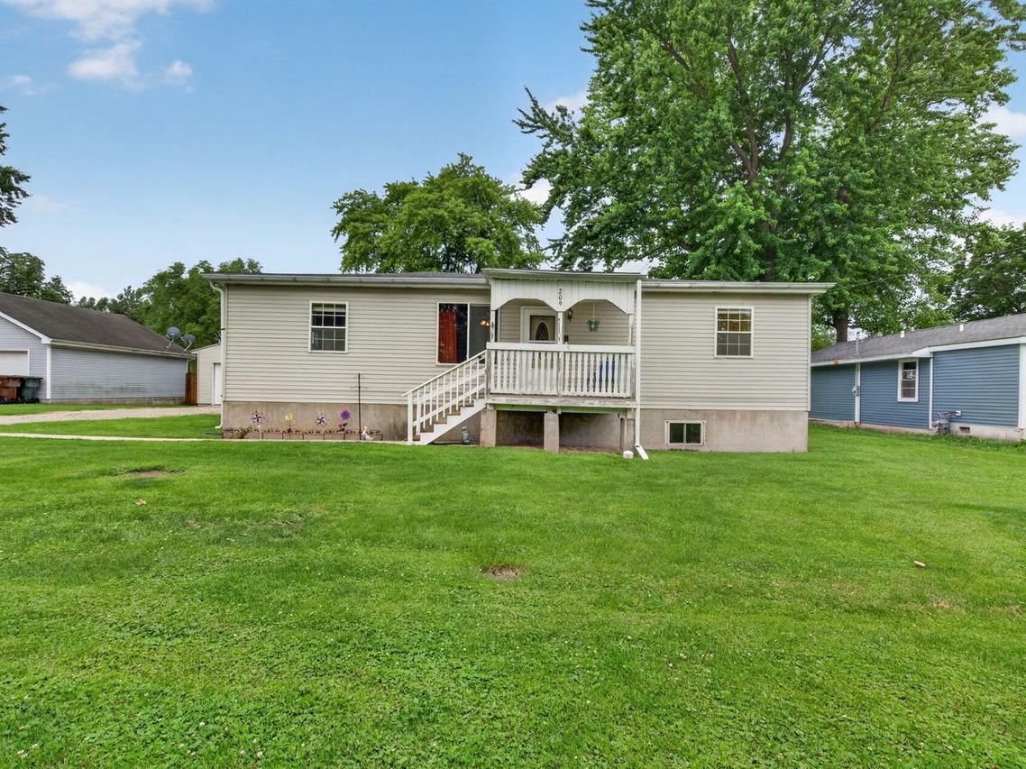 209 S East St., Gardner, IL 60424