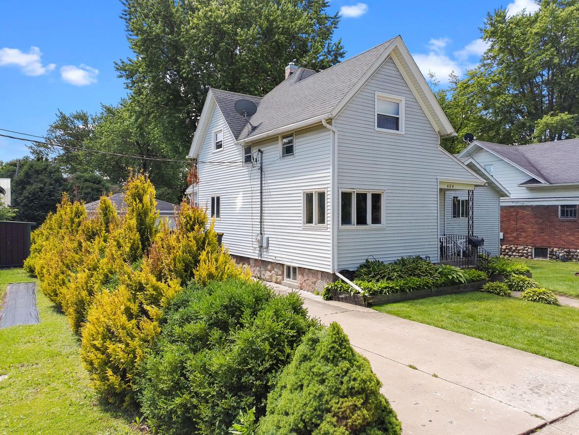 404 W Burbank St., Harvard, IL 60033