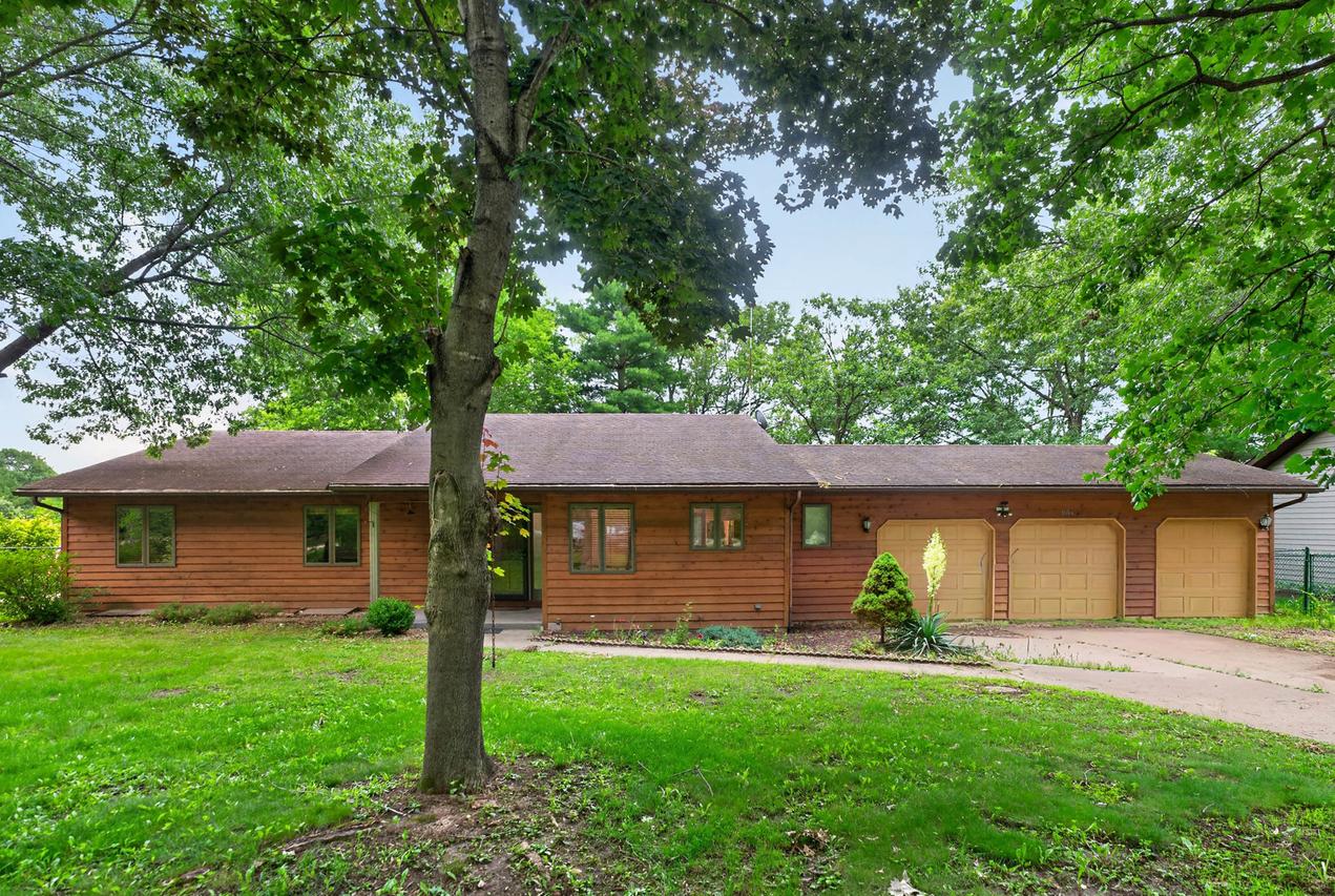 1006 N White Pine Dr., Dixon, IL 61021