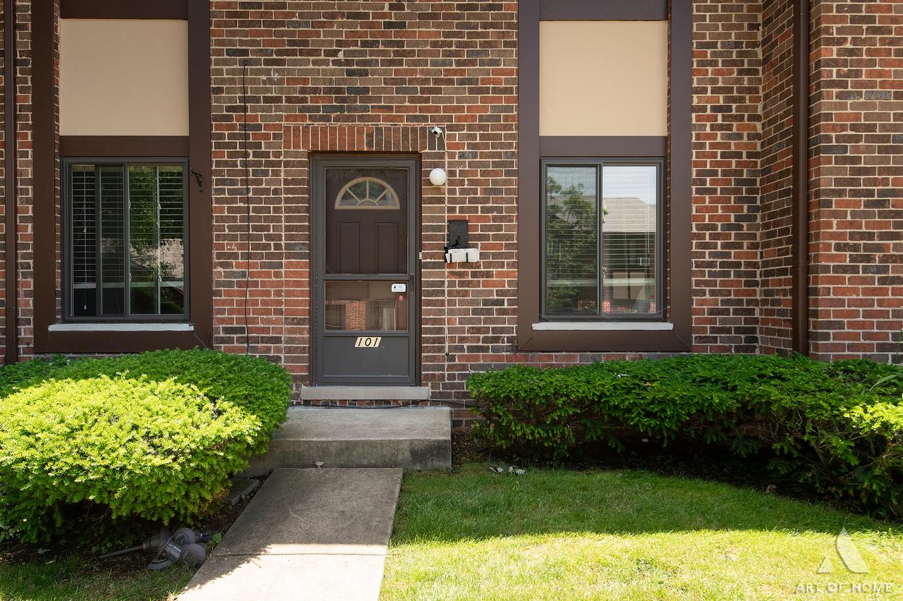 18W101 Standish Ln., Villa Park, IL 60181