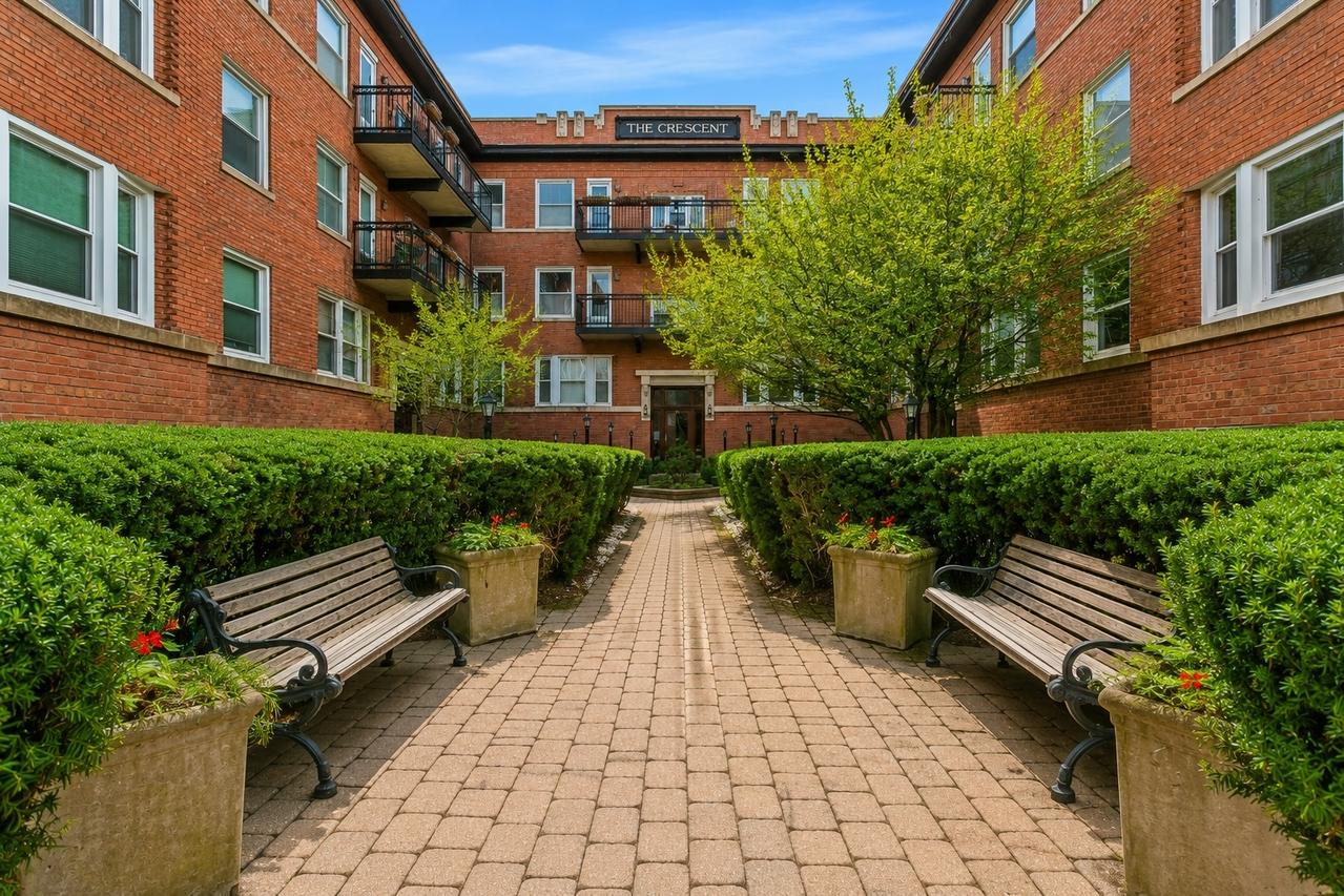 845 W Belle Plaine Ave. #2E, Chicago, IL 60613