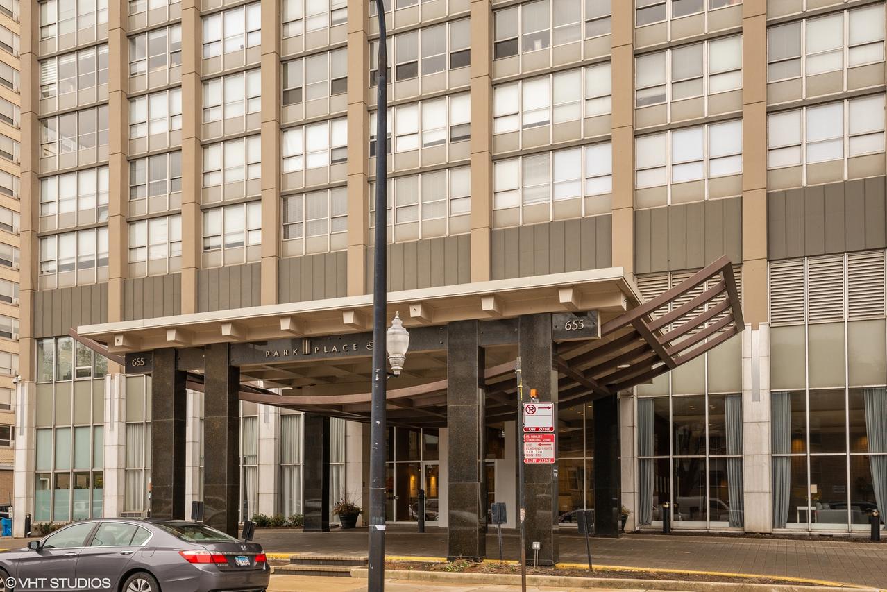655 W Irving Park Rd. #2213, Chicago, IL 60613