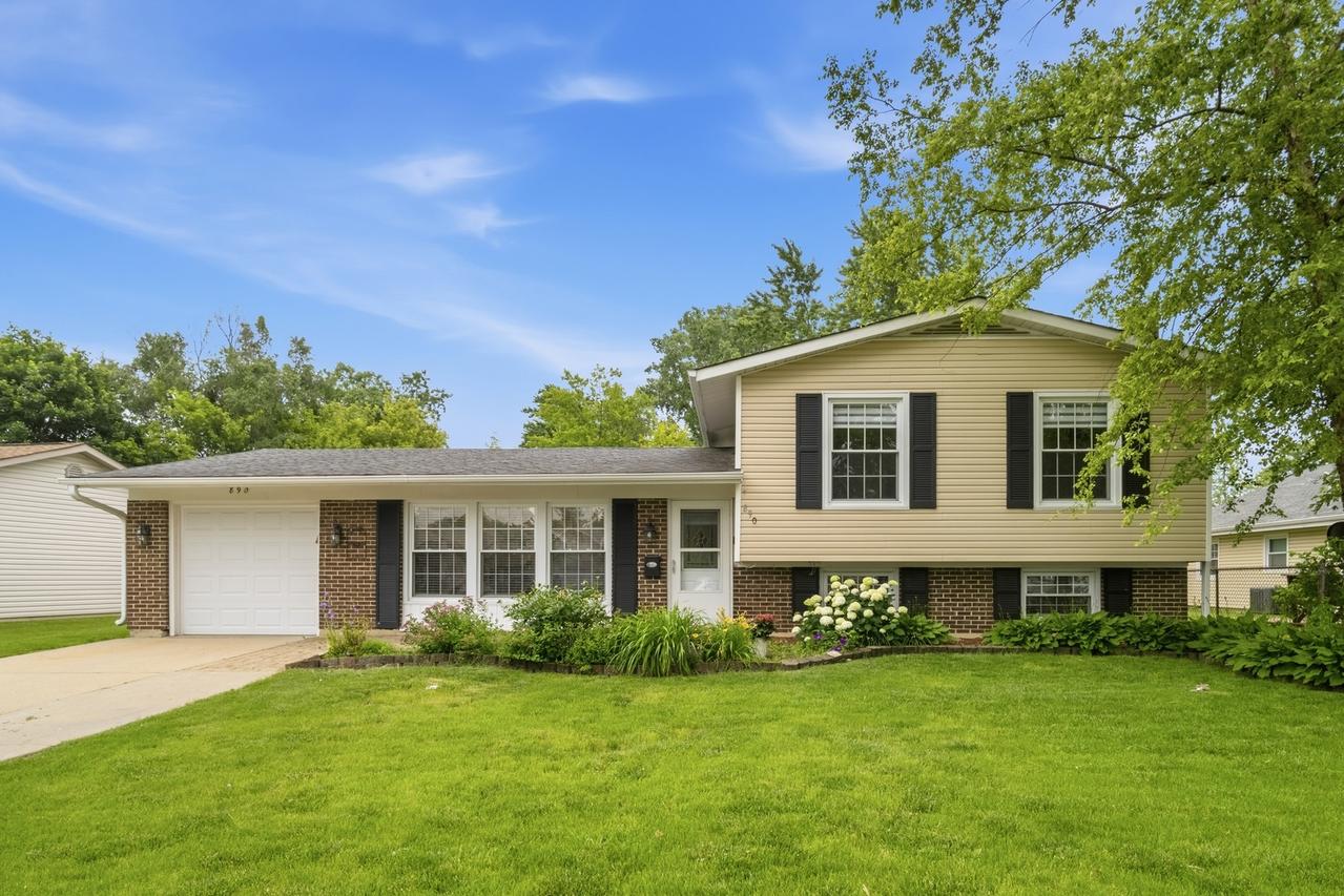 890 Yorkshire Dr., Hanover Park, IL 60133
