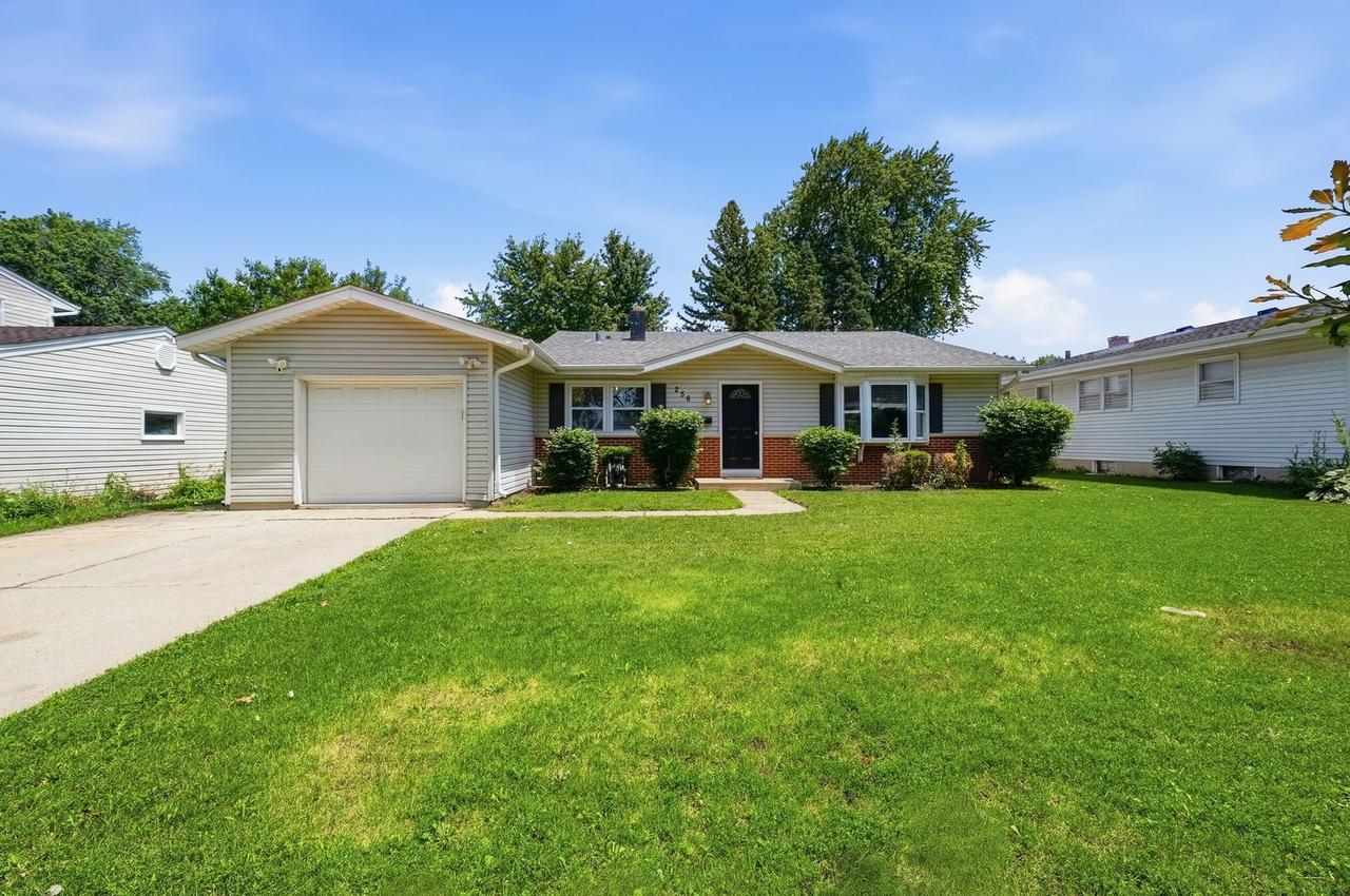 256 Walnut Dr., St. Charles, IL 60174