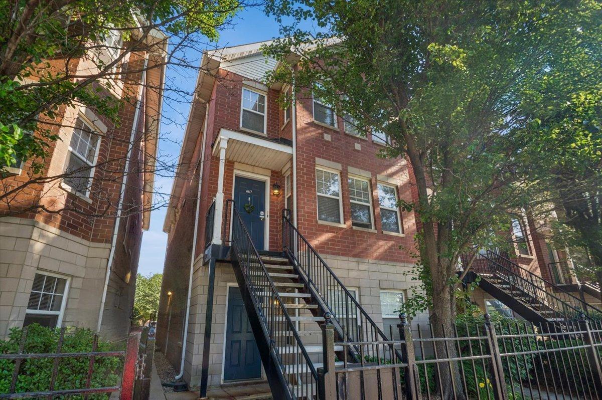 667 W Division St. #3C, Chicago, IL 60610