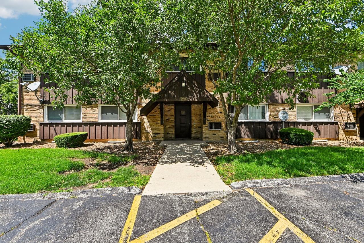 2220 Arbor Cir. #25, Downers Grove, IL 60515