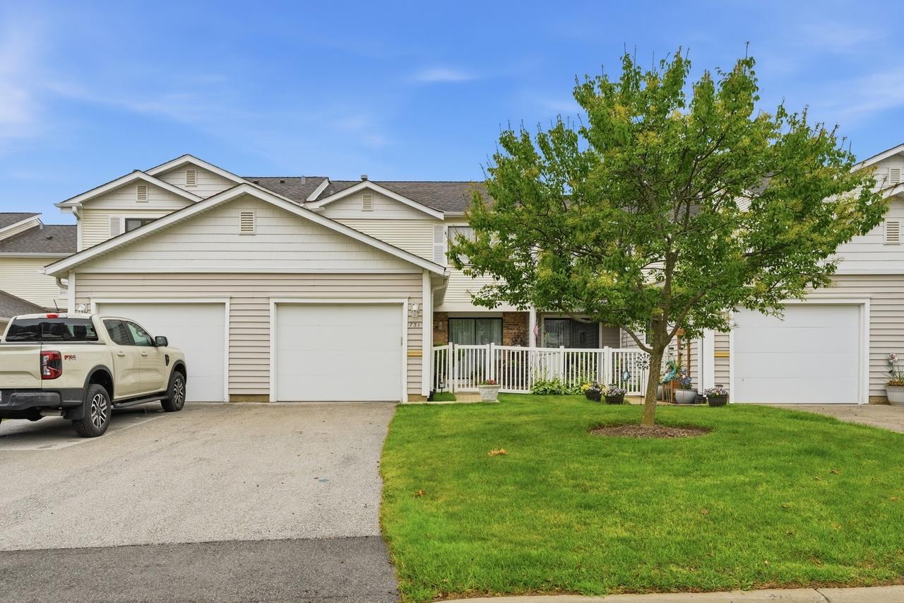 731 Shoreline Cir., Schaumburg, IL 60194