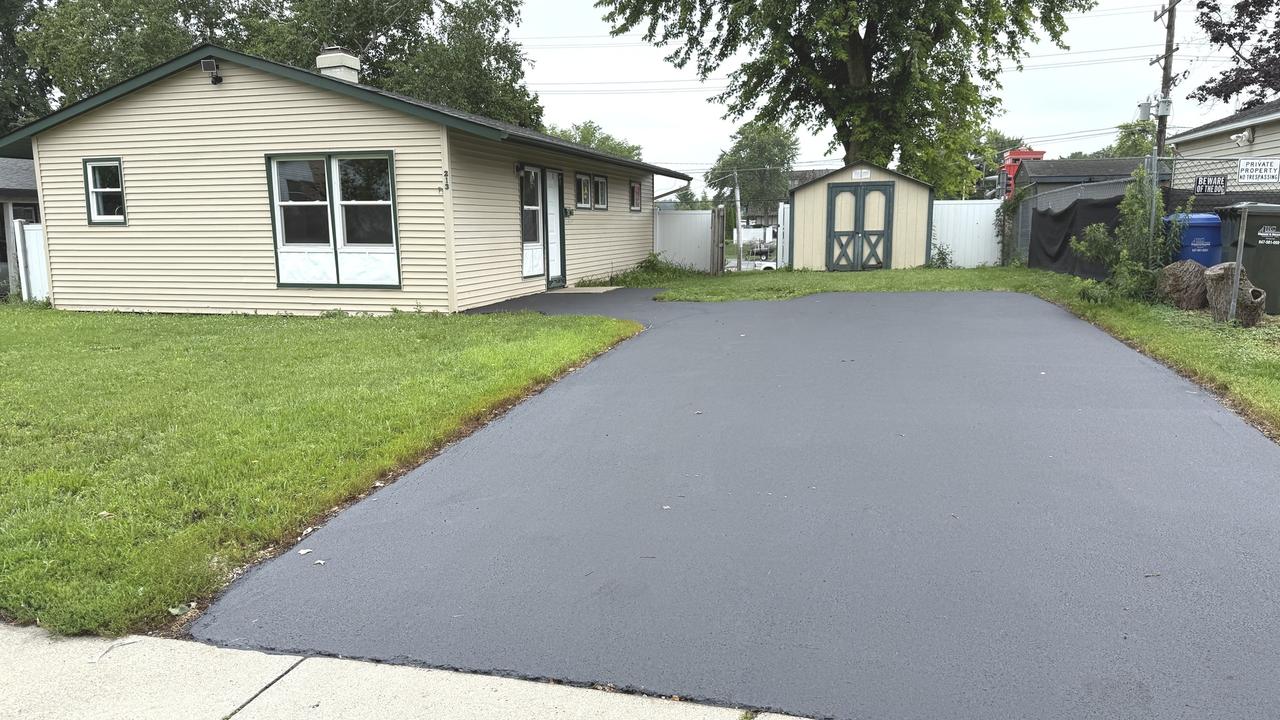 213 Butte Ln., Carpentersville, IL 60110