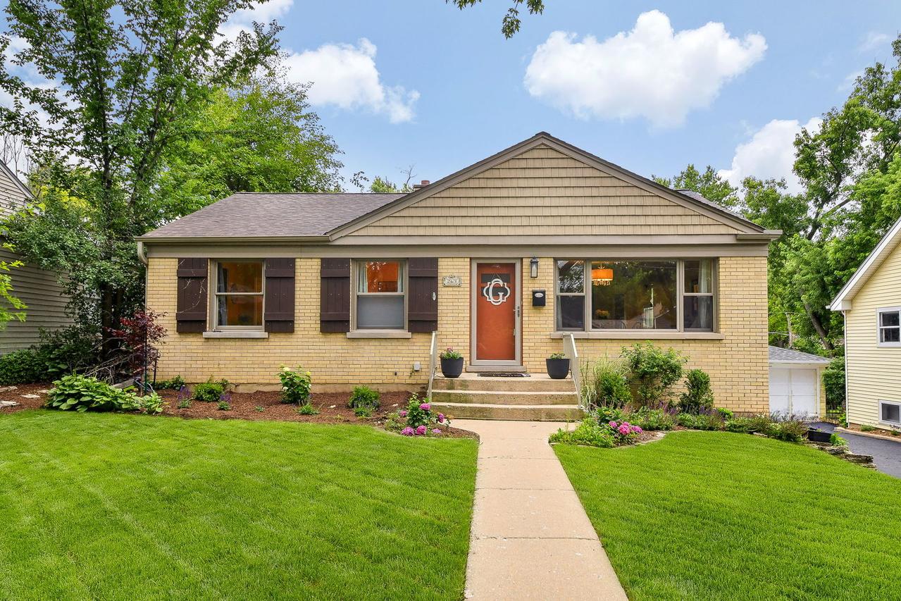 263 Hillside Ave., Glen Ellyn, IL 60137