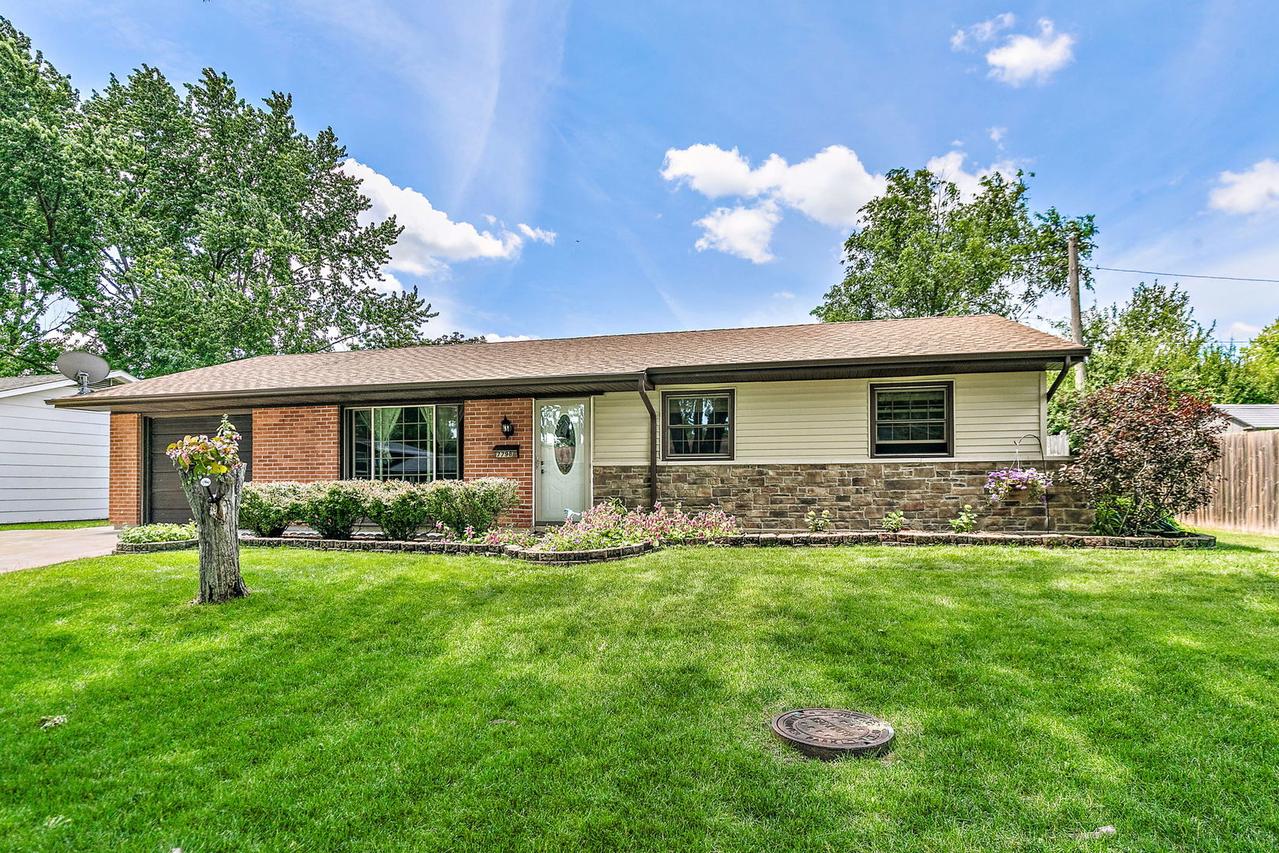 7798 Kingsbury Dr., Hanover Park, IL 60133