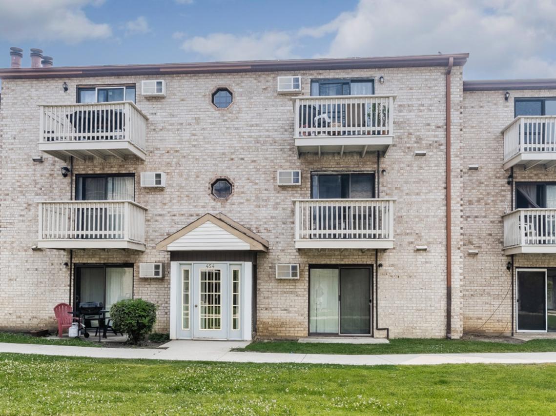 454 E Spruce Dr. #2B, Palatine, IL 60074
