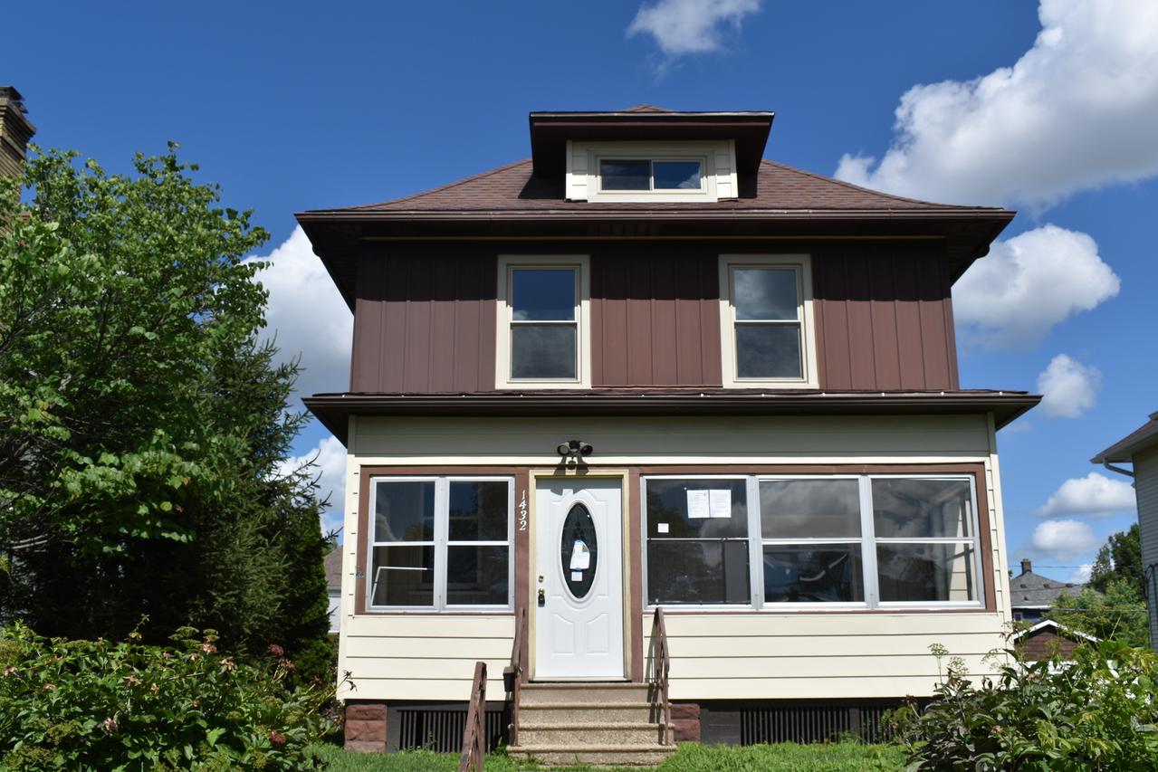 1432 9th St., Moline, IL 61265