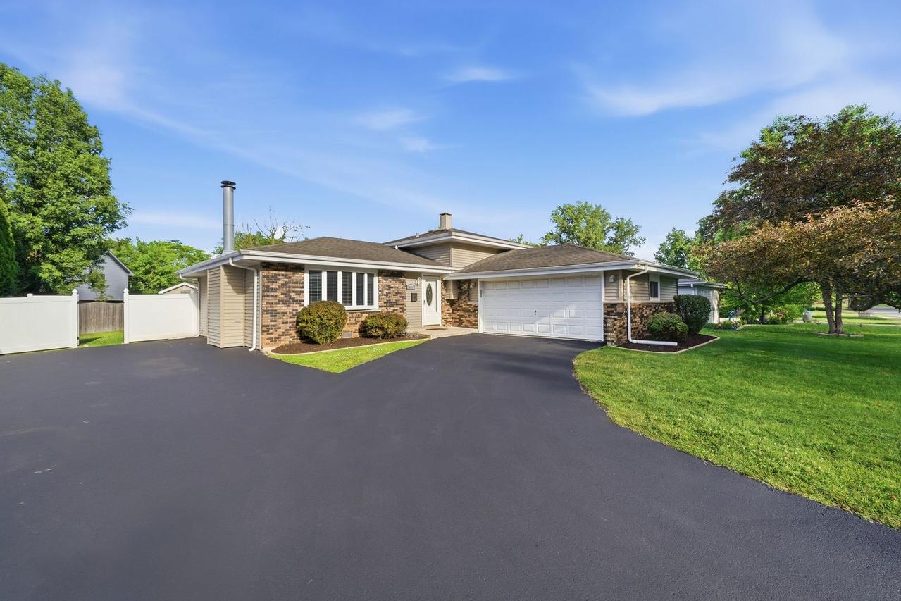 18837 W Louise Dr., Lansing, IL 60438