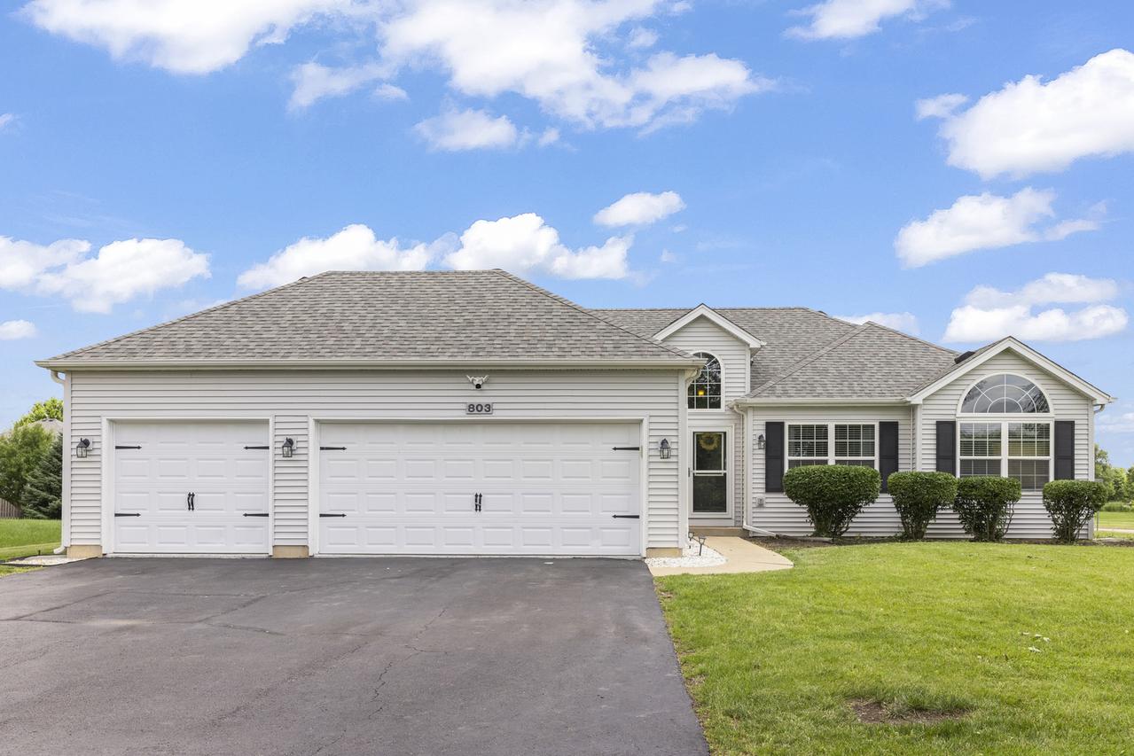803 Canyon Tr., Yorkville, IL 60560